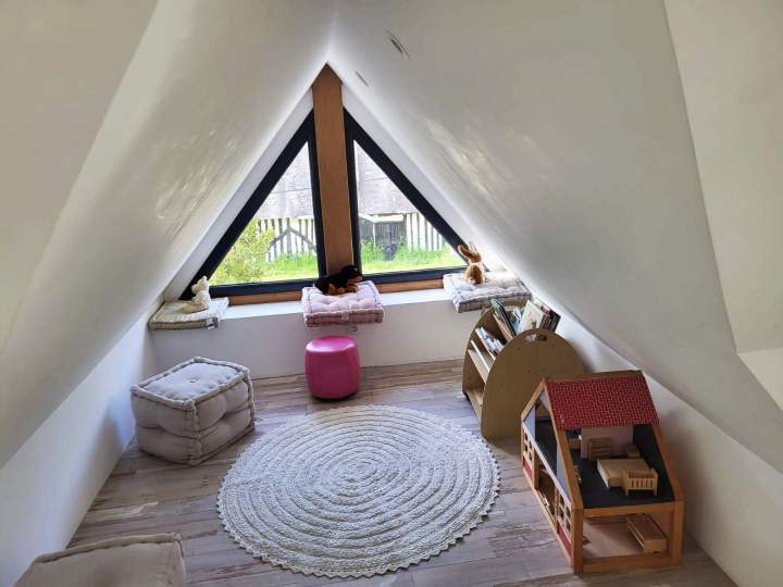 fenêtre triangulaire en bois Saint-Renan